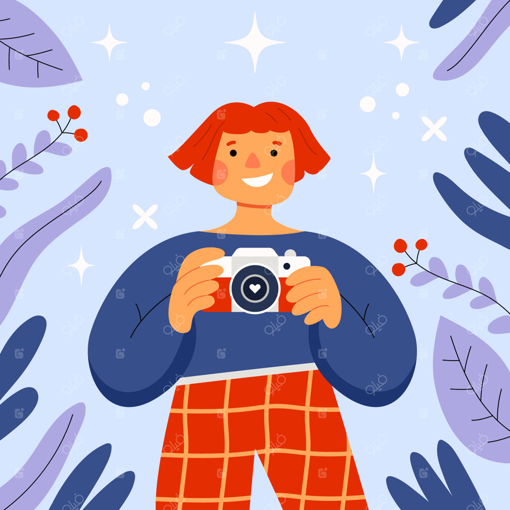 عکاس زن مو قرمز با لبخندی بر دوربین در دست