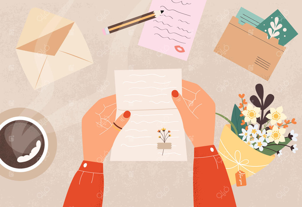 دست‌های زنانه، نامه عاشقانه در دست با کارت‌پستال و فنجان قهوه روی میز