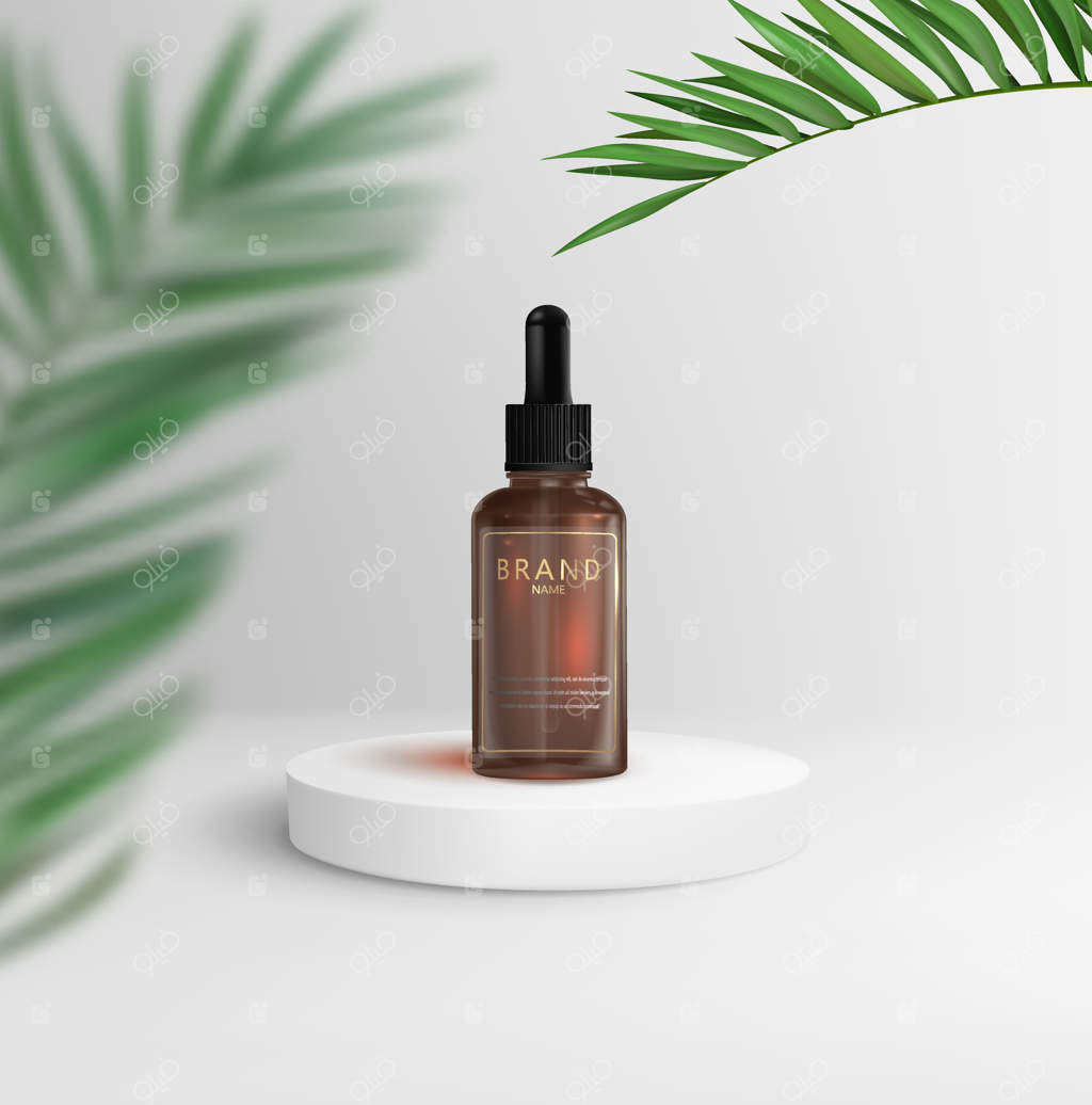 بطری لوازم آرایشی با قطره‌چکان روی سکوی سفید با برگ‌های نخل در پس‌زمینه سفید