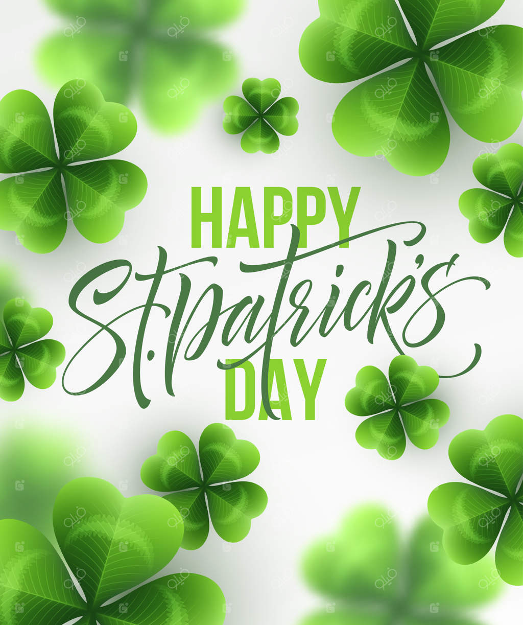 تصویر نوشته تبریک روز سنت پاتریک بر روی پس‌زمینه برگ‌های شبدر