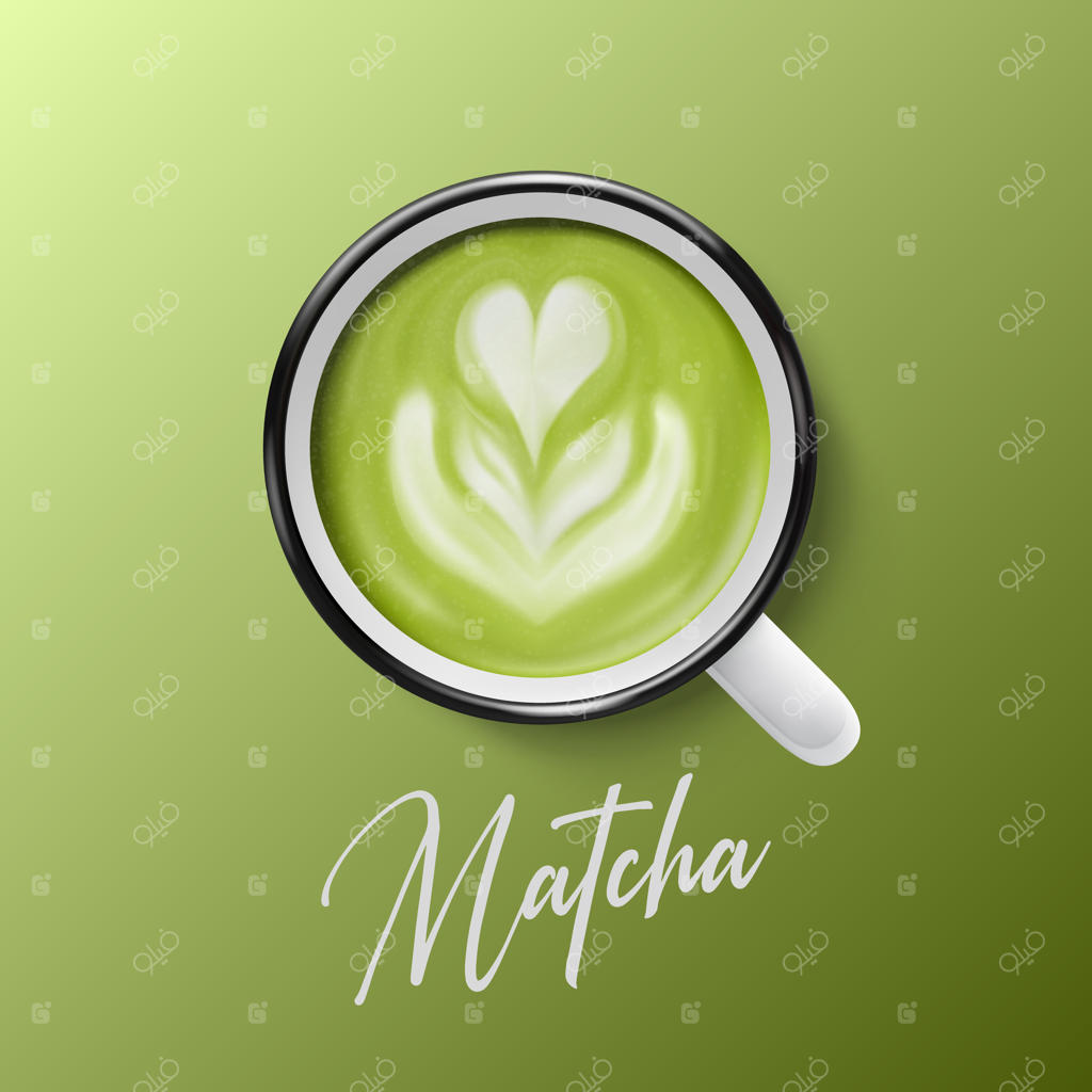 ماگ سرامیکی سه‌بعدی واقعی با نمای نزدیک: طرح قلبی با کف شیر سبز و گل ماچا، نمای بالا از فنجان سفید فلزی روی زمینه‌ی سبز