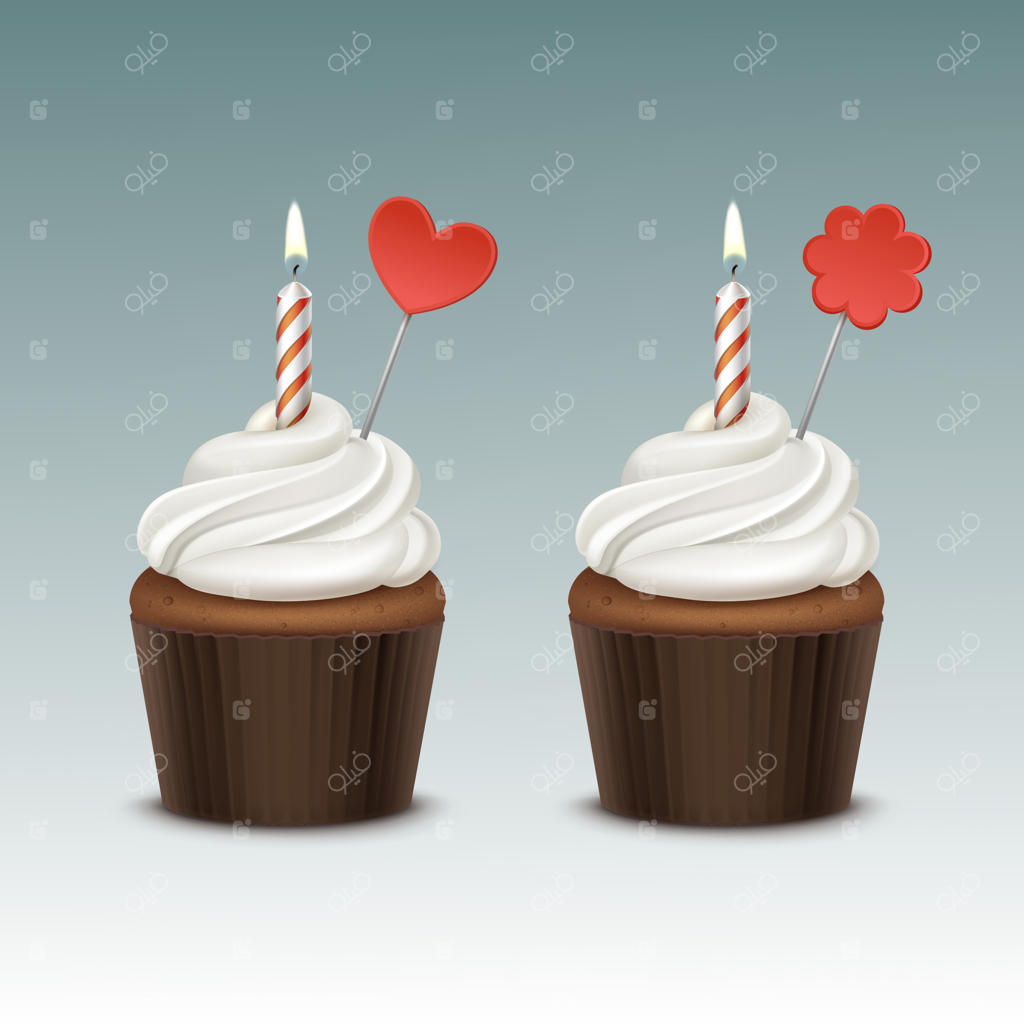 کاپ‌کیک تولد با خامه سفید، یک شمع و تزئینات