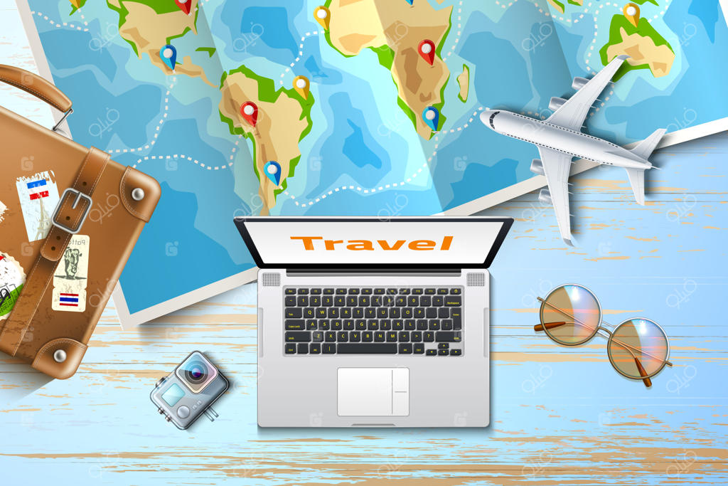 زمان سفر: پوستر تورهای آنلاین با نشانه‌گذاری روی نقشه جهان تاخورده روی میز چوبی همراه با لپ‌تاپ