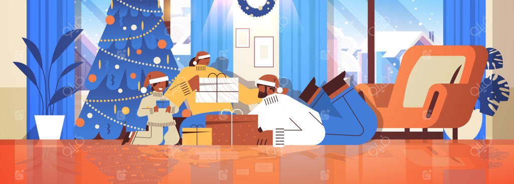 یک خانواده آفریقایی-آمریکایی با کلاه‌های بابانوئل در حال گرفتن هدایا - جشن سال نو و کریسمس در اتاق نشیمن