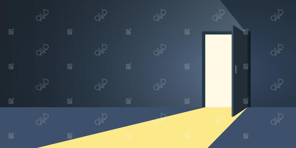 دری باز که به نوری درخشان می‌رسد