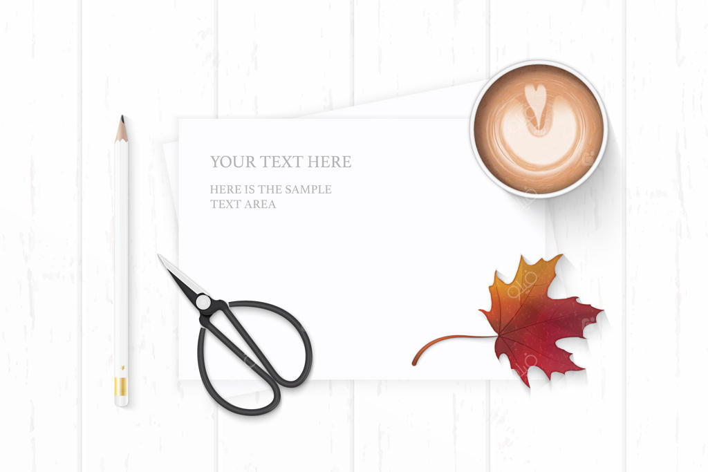 کاغذ شیک با برگ‌های طبیعی، برگ افرا و قیچی قدیمی روی پس‌زمینه چوبی