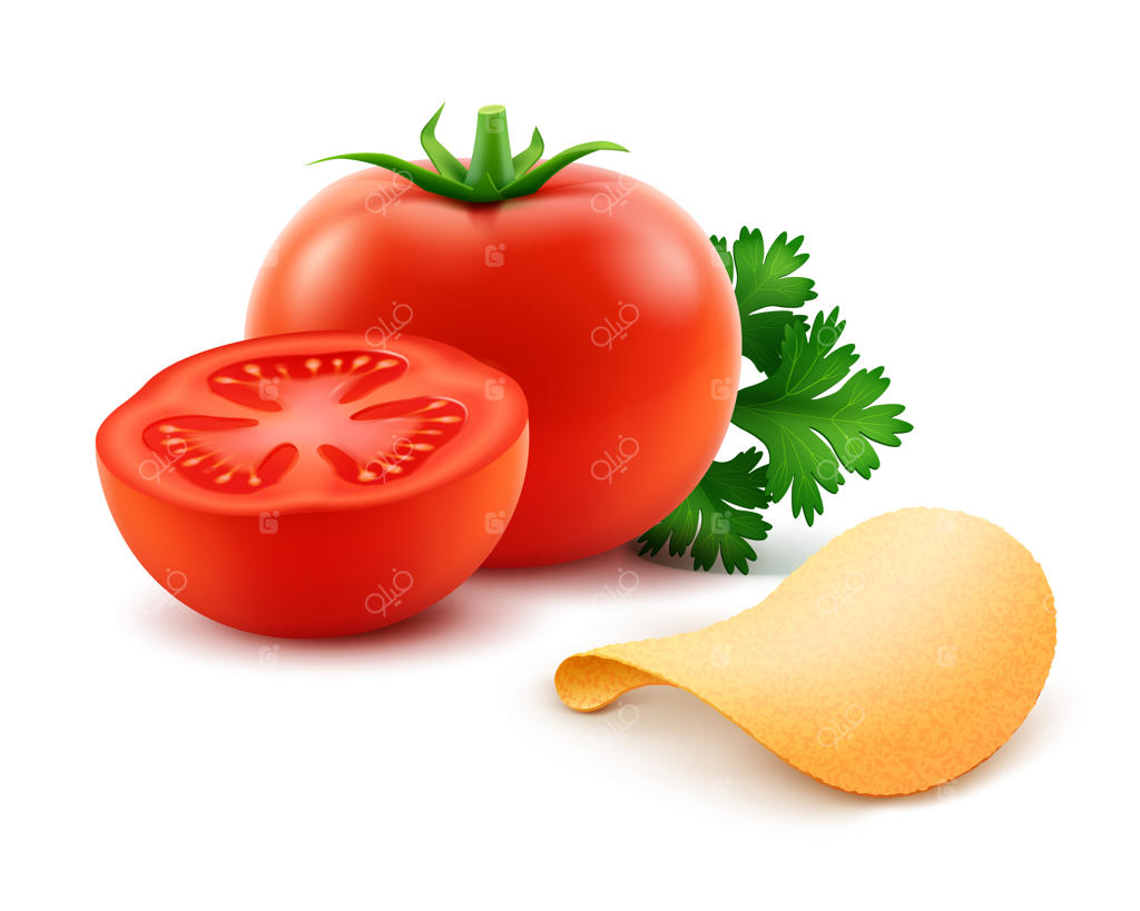 چیپس ترد سیب‌زمینی و گوجه‌فرنگی قرمز، نمای نزدیک بر روی پس‌زمینه سفید