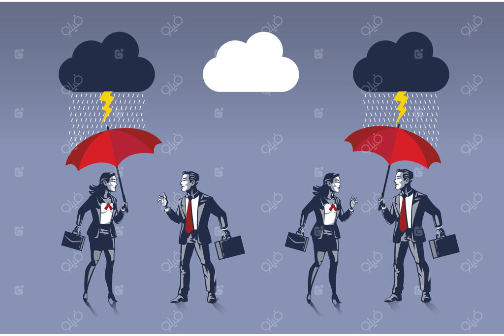 تاجر و مدیر زن با همراه داشتن چتر خود را برای حفاظت در برابر باران آماده می‌کنند