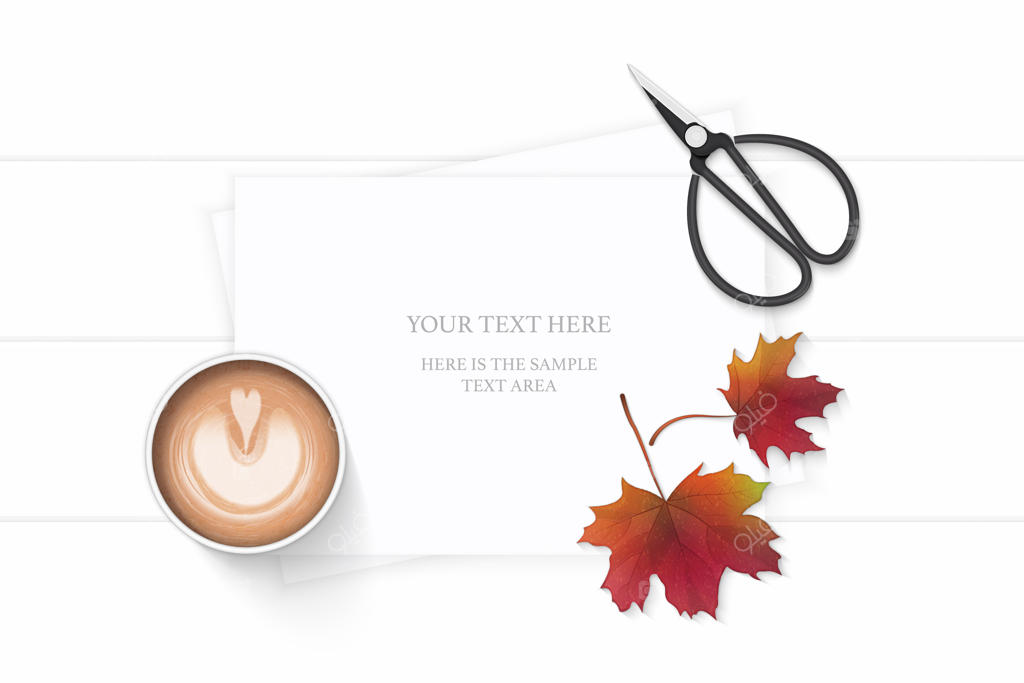 کاغذ شیک با برگ افرا قهوه‌ای و قیچی قدیمی بر روی زمینه چوبی