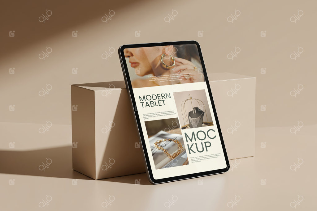 موکاپ شیک تبلت روی مکعب بژ با پس‌زمینه هم‌رنگ و سایه‌پردازی؛ نمایش تصویر زن با جواهرات، مناسب برای تبلیغات و بازاریابی با رنگ‌های خنثی و استایل مینیمال