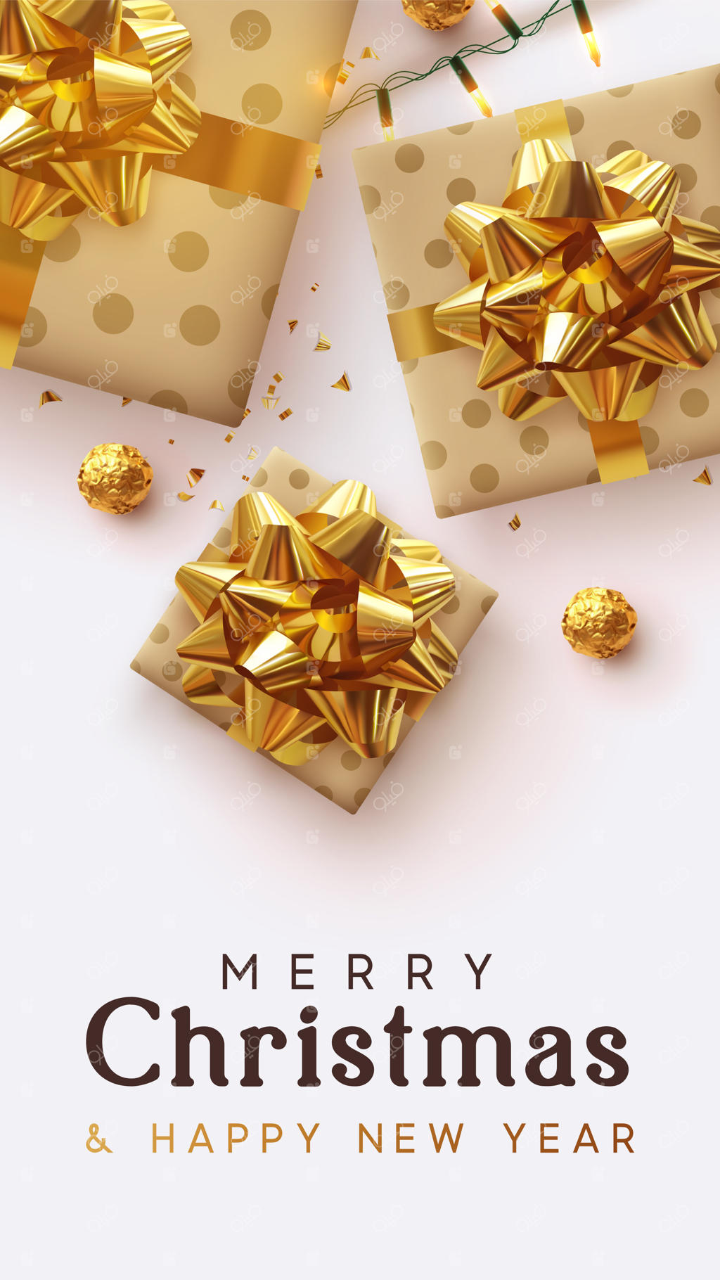 پیش‌زمینه تعطیلات: کریسمس مبارک و سال نو خوش! طراحی جشن با اشیاء واقعی، چراغ‌های درخشان، جعبه هدیه با روبان، تزئینات طلایی براق و شکلات‌های گرد در فویل.