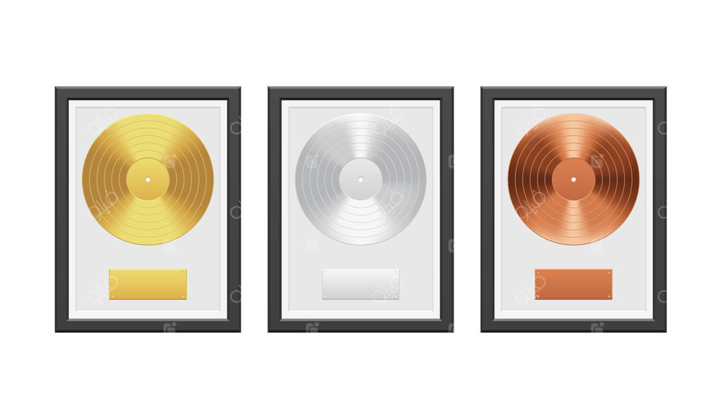 صفحه‌های طلایی، نقره‌ای و برنزی با قاب مشکی بر روی دیوار آجری سفید