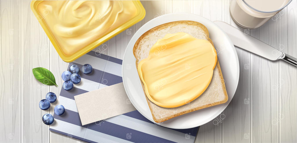 کره روی نان، صبحانه‌ای خوشمزه با نان تست و شیر - نما از بالا