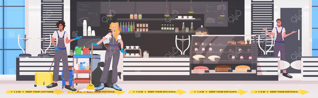 تیم نظافتچیان حرفه‌ای از نژادهای مختلف در حال پاکسازی و ضدعفونی کف برای مقابله با ویروس کرونا