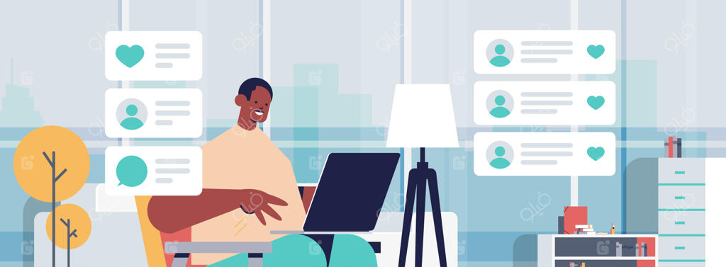 مرد آفریقایی-آمریکایی در حال ضبط ویدئوبلاگ زنده با لپ‌تاپ در اتاق نشیمن