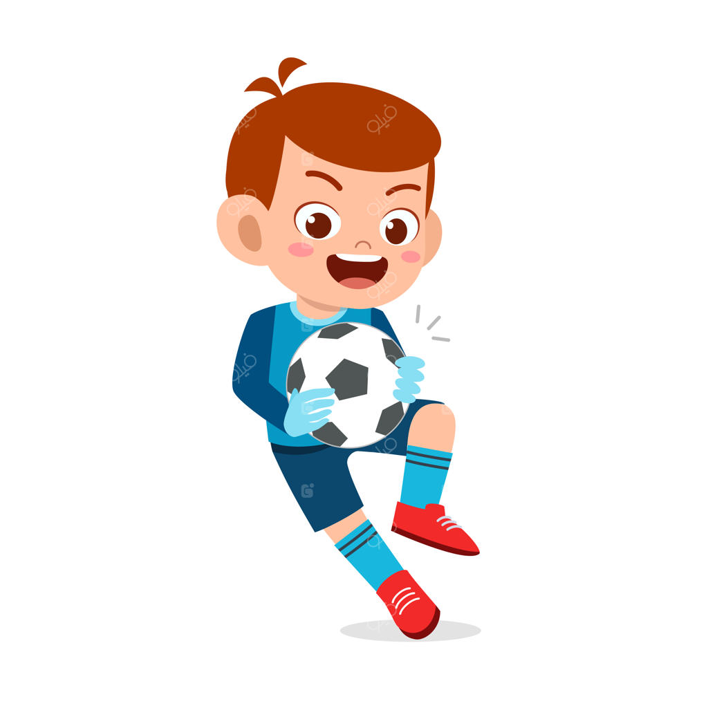 پسربچه شاد و بامزه در حال فوتبال بازی کردن