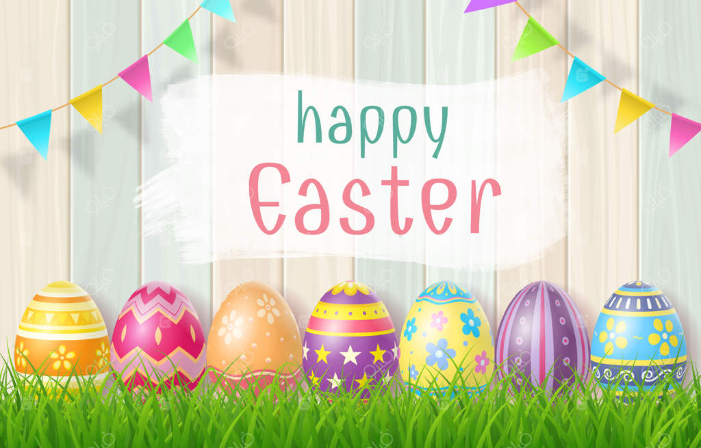 روز عید پاک مبارک: تخم‌مرغ‌های رنگارنگ در چمن و زمینه چوبی زیبا با فضای خالی برای نوشته‌ها