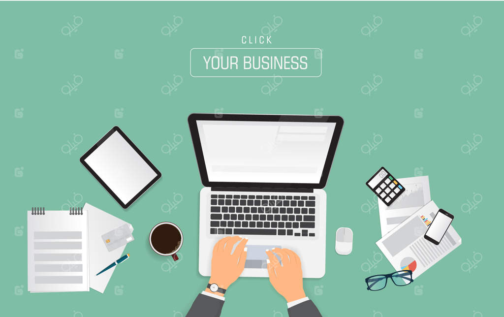 نمای بالا: دستان یک تاجر در حال استفاده از گوشی هوشمند، لپ‌تاپ و تبلت دیجیتال.