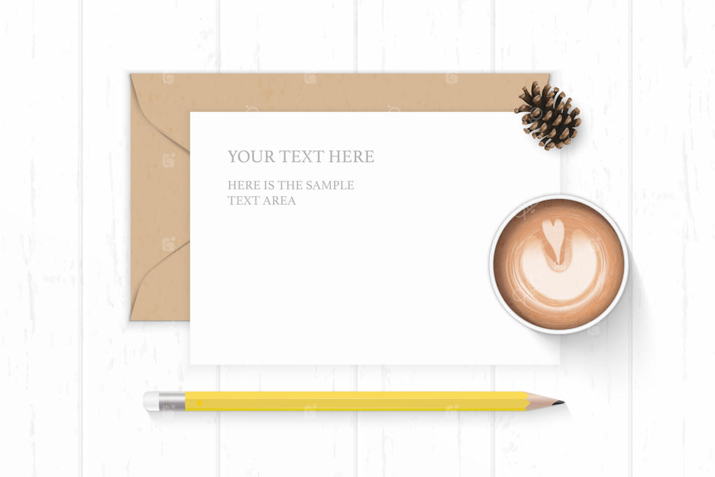 نمای بالا از یک ترکیب زیبا: پاکت نامه کاغذ کرافت، مداد زرد، مخروط کاج و قهوه روی زمینه چوبی.