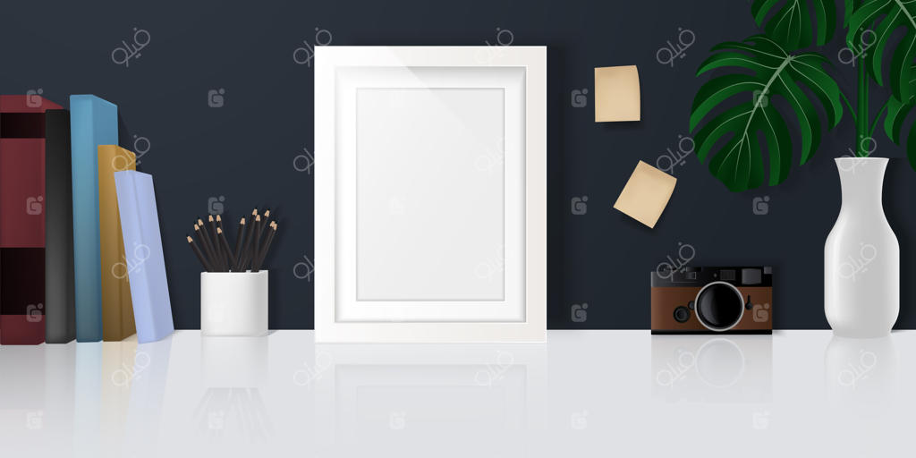 میز کار خانگی، فضای کاری با فضای خالی، لوازم التحریر، کتاب‌ها، دوربین و تزئینات