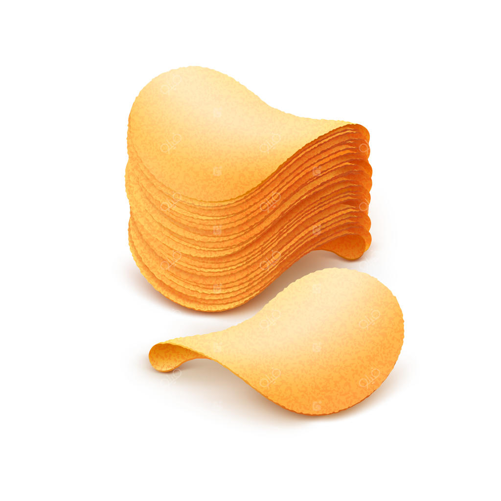 پشته‌ای از چیپس سیب‌زمینی ترد روی زمینه سفید