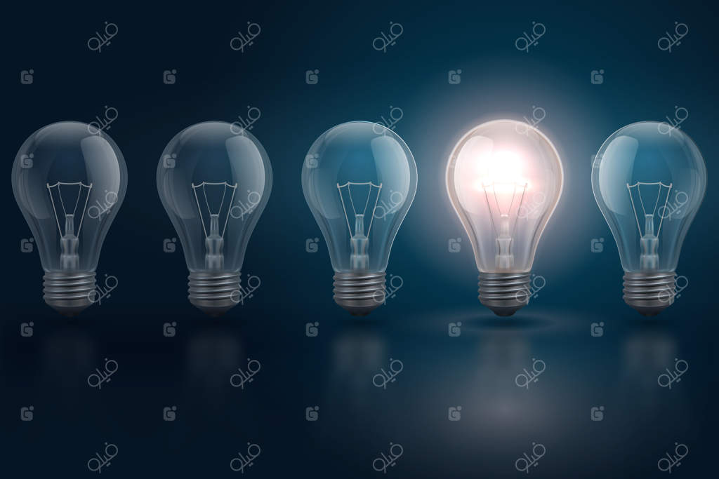 ایده خلاقانه با لامپ ها و درخشش یکی از آنها: رهبری و فردیت