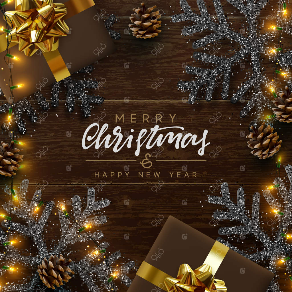 ترکیب کریسمس روی زمینه چوبی: طراحی تزیینات کریسمس، جعبه هدیه، دانه برف به رنگ سیاه، چراغ‌های تزئینی طلایی، و کاج. بافت واقعی چوب قهوه‌ای. نگاه از بالا.