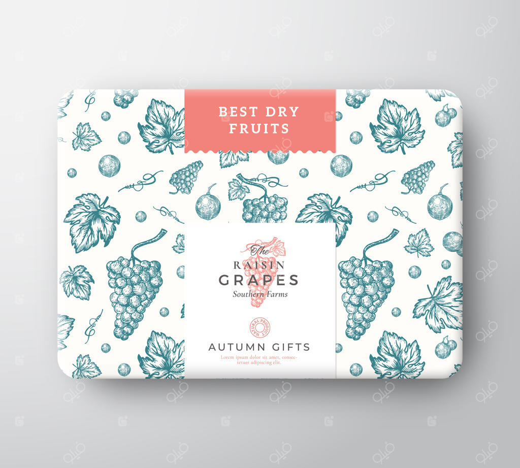 میوه‌های خشک و کشمش در جعبه مقوایی.