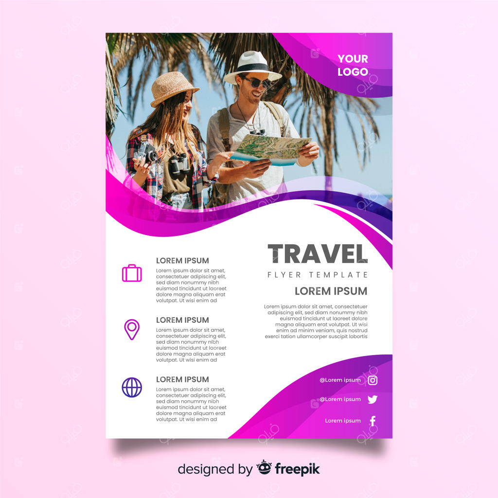 زوج توریستی در حال بررسی نقشه