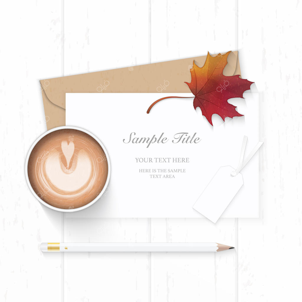 کاغذ نامه با برگ افرا پاییزی، مداد و قهوه روی پس‌زمینه چوبی