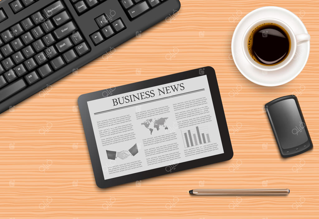 تبلت همراه با لوازم اداری و اخبار روی میز قرار دارد.