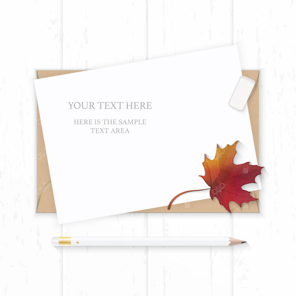 کاغذ شیک با برگ افرا روی پس‌زمینه چوبی