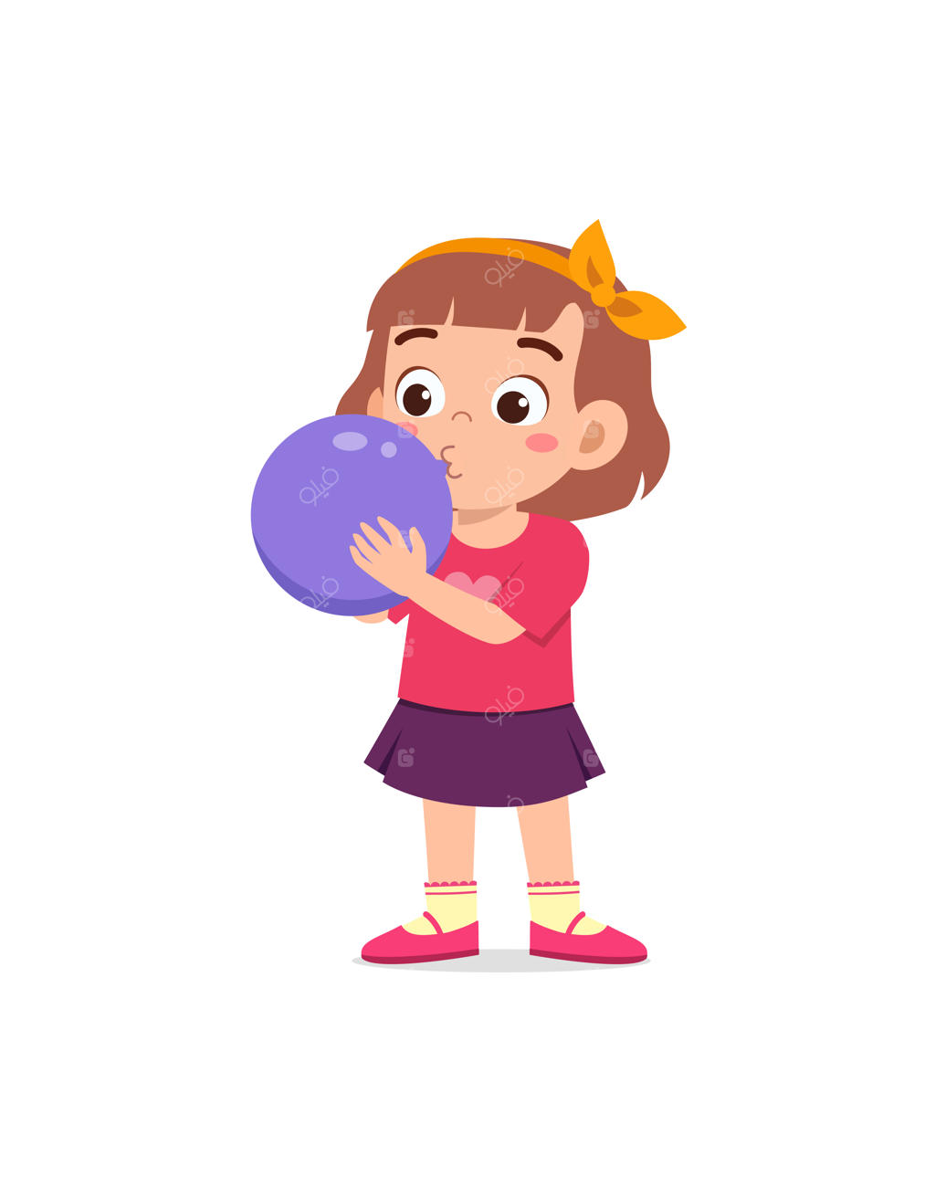 کودک کوچکی که ایستاده و بادکنک باد می‌کند