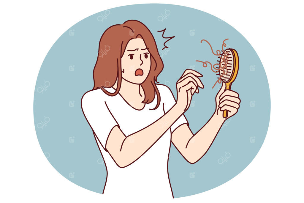 زن شوکه‌شده با دیدن شانه و پی بردن به مشکل ریزش مو، دهانش از تعجب باز ماند.