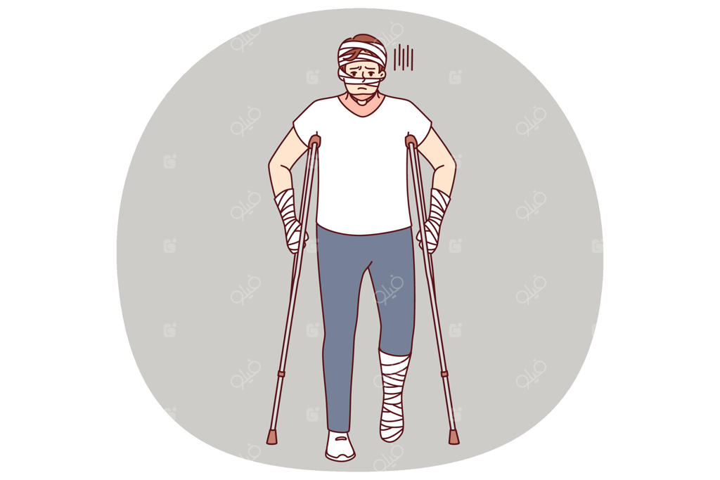 مرد بیمار با بانداژ روی دست‌ها و سر از وسایل کمکی برای راه رفتن استفاده می‌کند پس از تصادف رانندگی