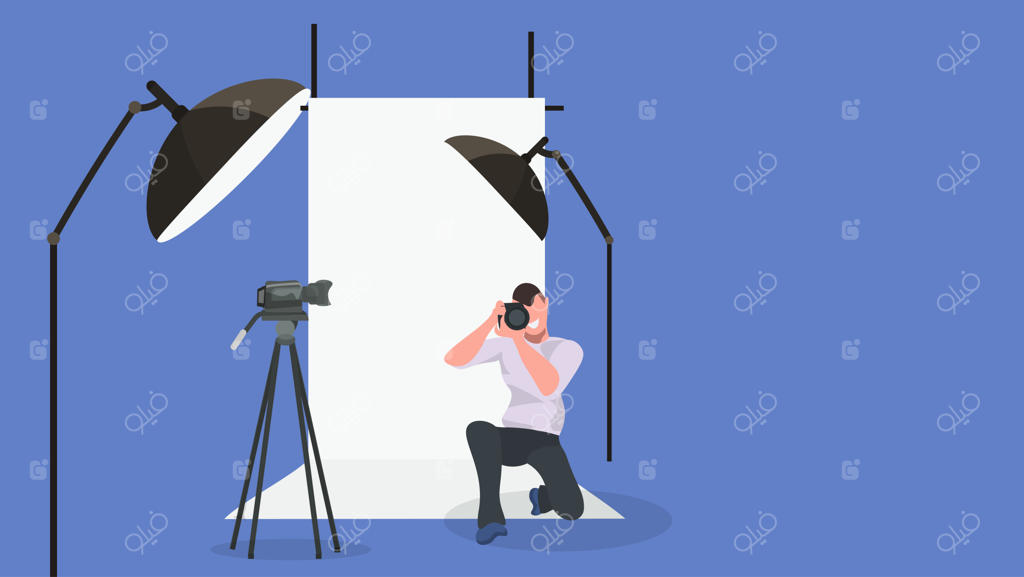 عکاس مرد زانو زده در حال عکاسی با دوربین در استودیوی مدرن با تجهیزات نورپردازی، نمای تمام‌قد افقی