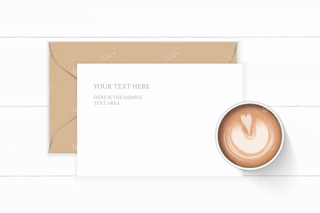 چیدمان ساده و شیک: نامه در پاکت کاغذ کرافت و قهوه روی زمینه چوبی