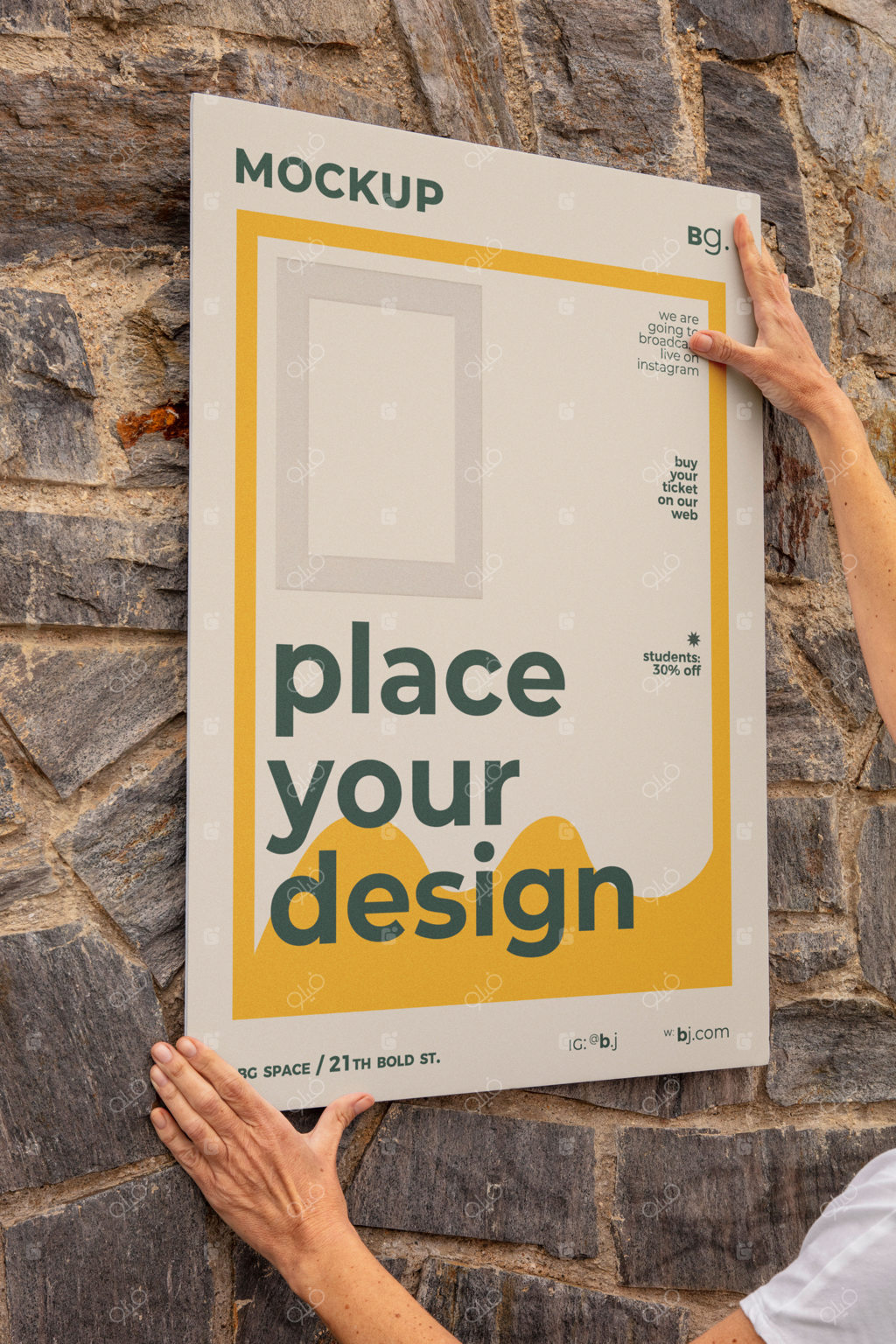 نمای شخص در حال چسباندن موکاپ پوستر روی دیوار بیرونی