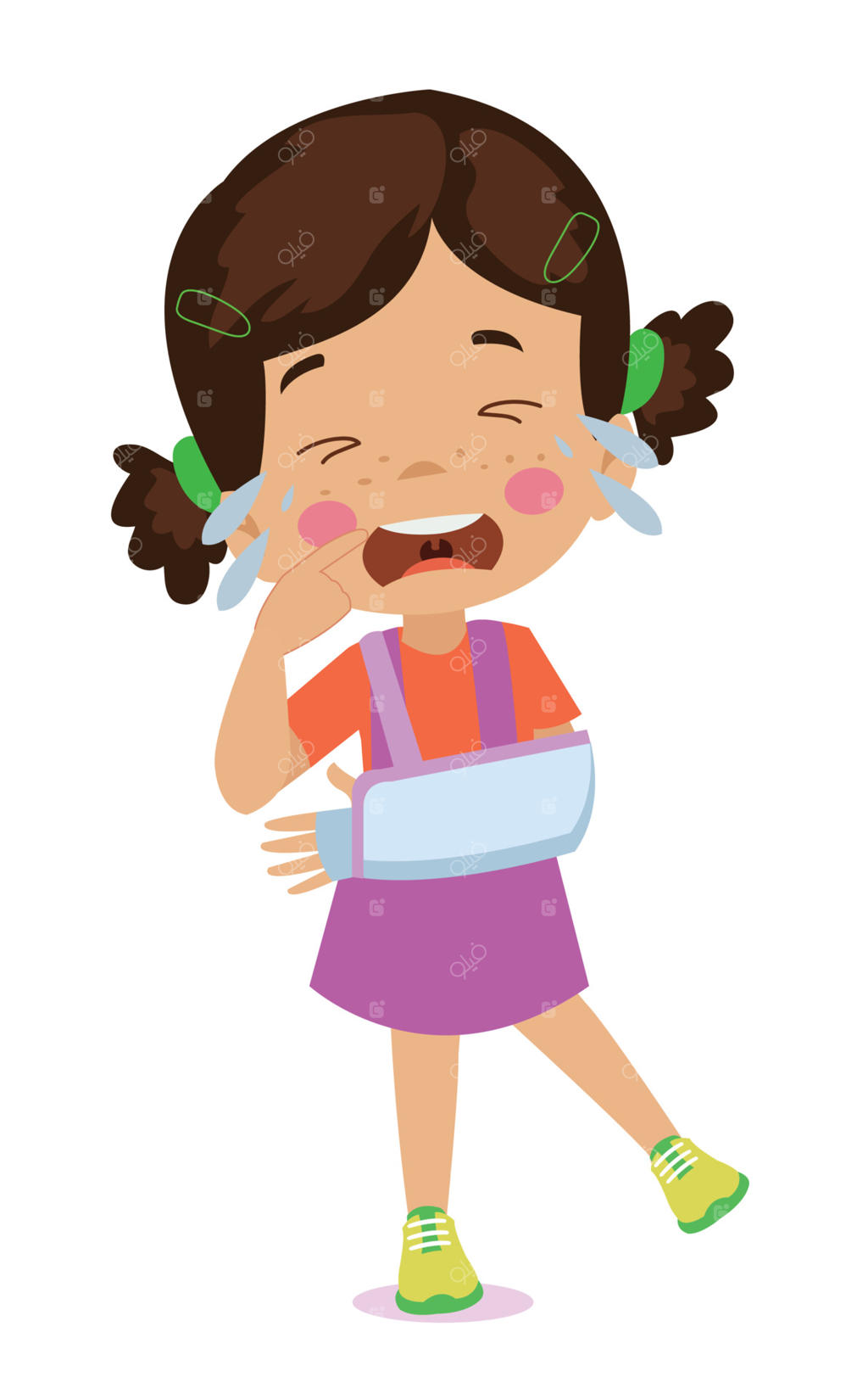 کودک غمگین با دست شکسته