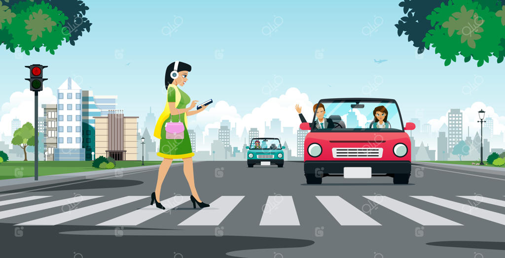 زنی در حال عبور از پیاده‌رو به گوشی هوشمند نگاه می‌کند