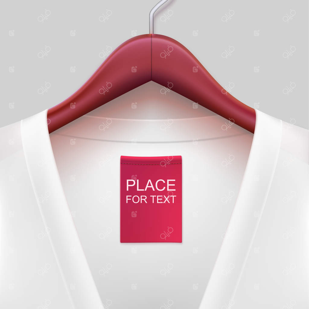 کت با برچسب روی چوب‌لباسی.