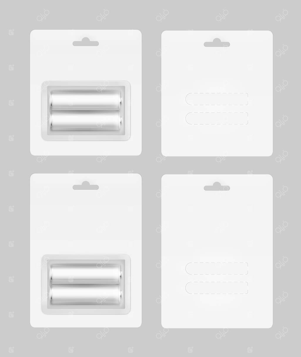 مجموعه‌ای از دو باتری قلمی الکالاین سفید و نقره‌ای براق بسته‌بندی شده در بسته‌بندی بلیستر سفید برای برندینگ، نمای نزدیک، جدا شده بر روی زمینه.