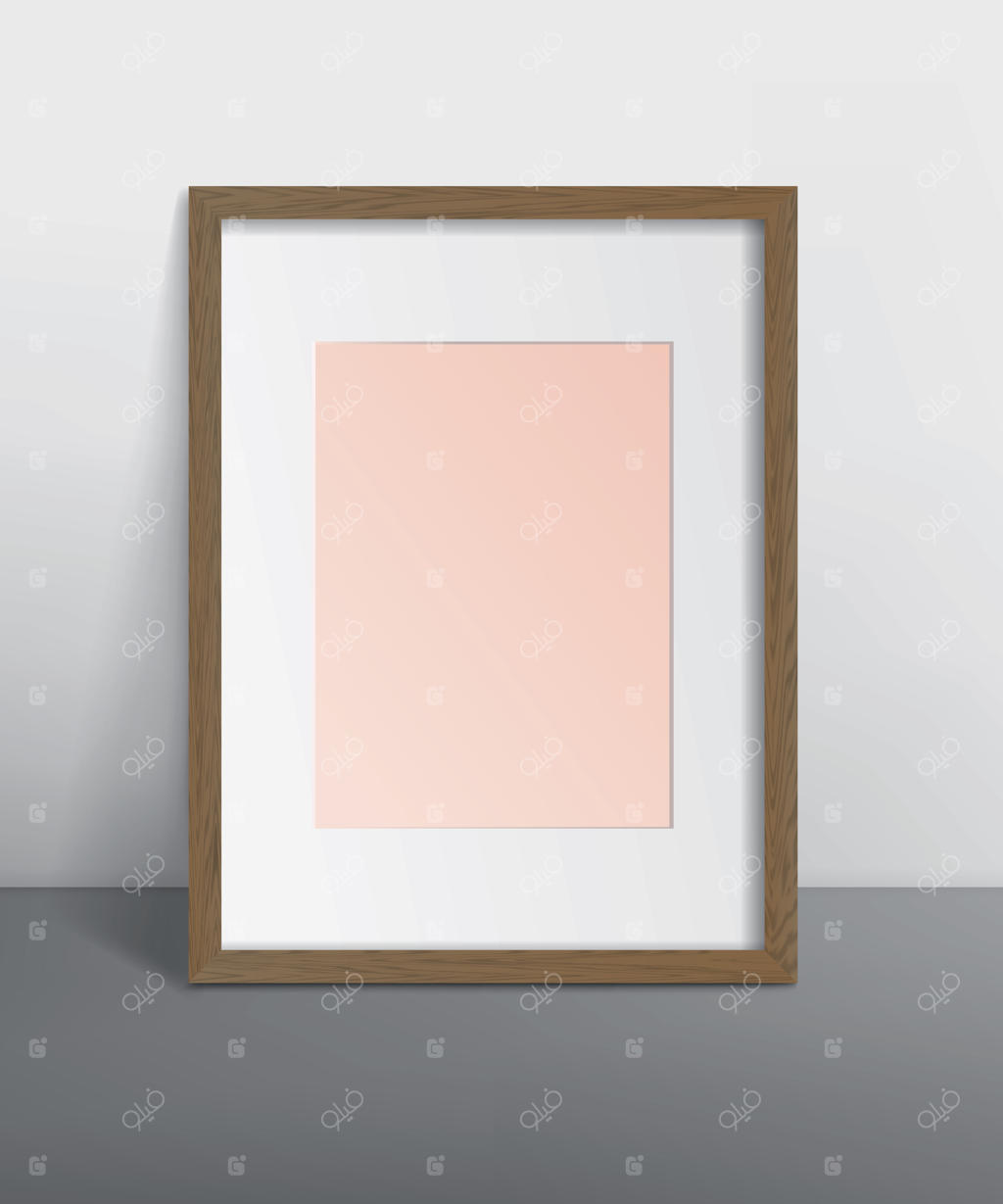قاب عکس چوبی خالی روی میز در مقابل دیوار خاکستری.