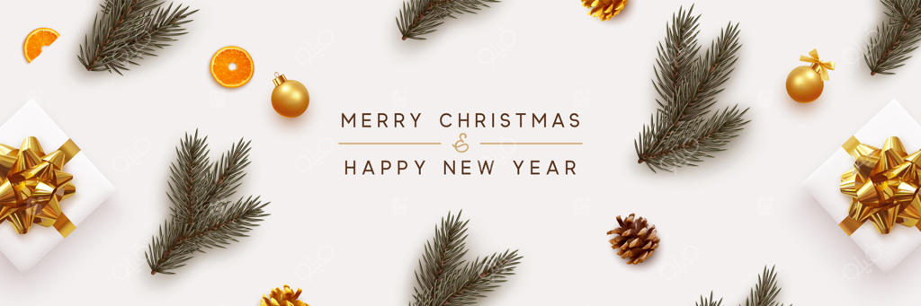 بنر کریسمس مبارک و سال نو خوش. پس‌زمینه‌ی جشن با طراحی تزئینی و واقعی. شاخه‌های کاج و صنوبر، جعبه هدیه، میوه کاج، پرتقال، و توپک دکوری. نمای بالا، چیدمان صاف.