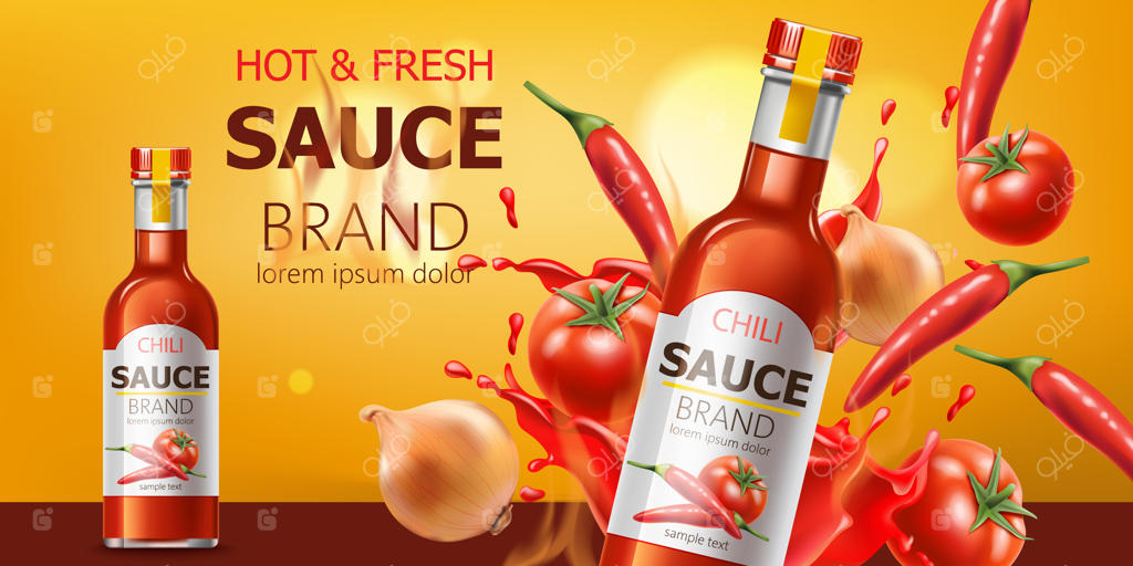 دو بطری سس فلفل تند و تازه غوطه‌ور در مایع به همراه گوجه‌فرنگی، فلفل و پیاز با فضای خالی برای متن؛ طرح واقع‌گرایانه