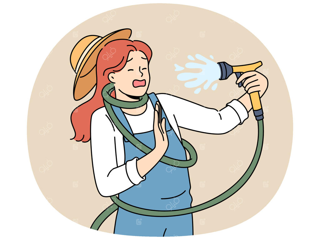 زن ناشی با شلنگ باغ، هنگام آبیاری حیاط، به اشتباه خودش را خیس می‌کند