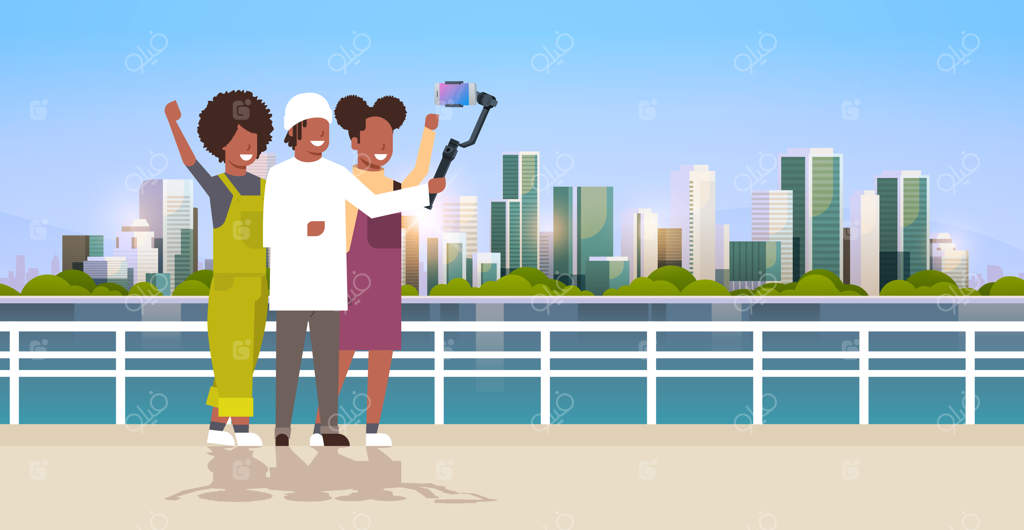 توریست‌های خوشحال در حال استفاده از مونوپاد گیمبال 3 محوره برای گوشی‌های هوشمند، با هم در پس‌زمینه‌ی منظره شهری عکس می‌گیرند