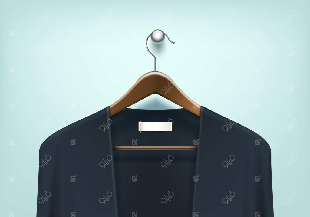 کت چوبی قهوه‌ای آویزان شده با پلیور مشکی و آبی با برچسب خالی، کلوزآپ در پس‌زمینه جدا شده