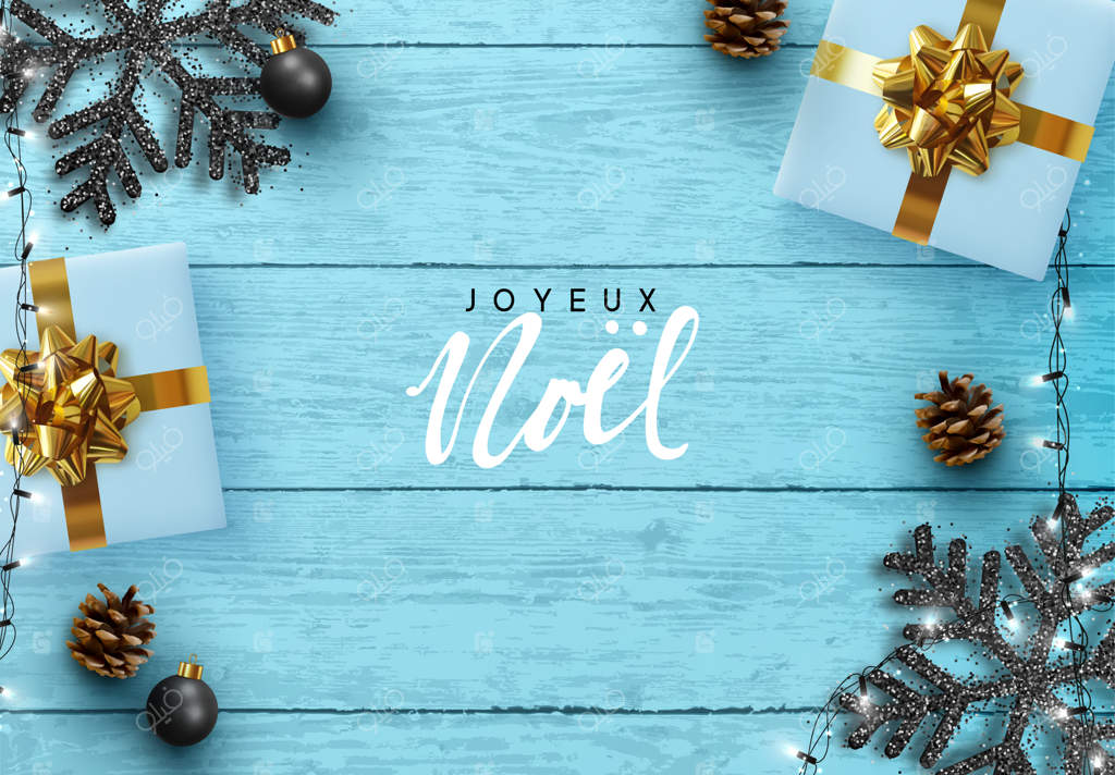متن فرانسوی Joyeux Noel. پس‌زمینه آبی کریسمس. بافت تخته چوبی، دانه‌های برف مشکی، کاج واقعی، تزئینات توپی، جعبه‌های هدیه، چراغ‌های درخشان و سفید زنجیره‌ای. نمایی از بالا