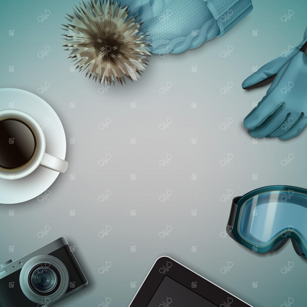 طبیعت بی‌جان زمستانی: کلاه بافتنی آبی با پوم‌پوم، دستکش، عینک اسکی، فنجان قهوه، دوربین عکاسی، تبلت و فضای خالی از بالا